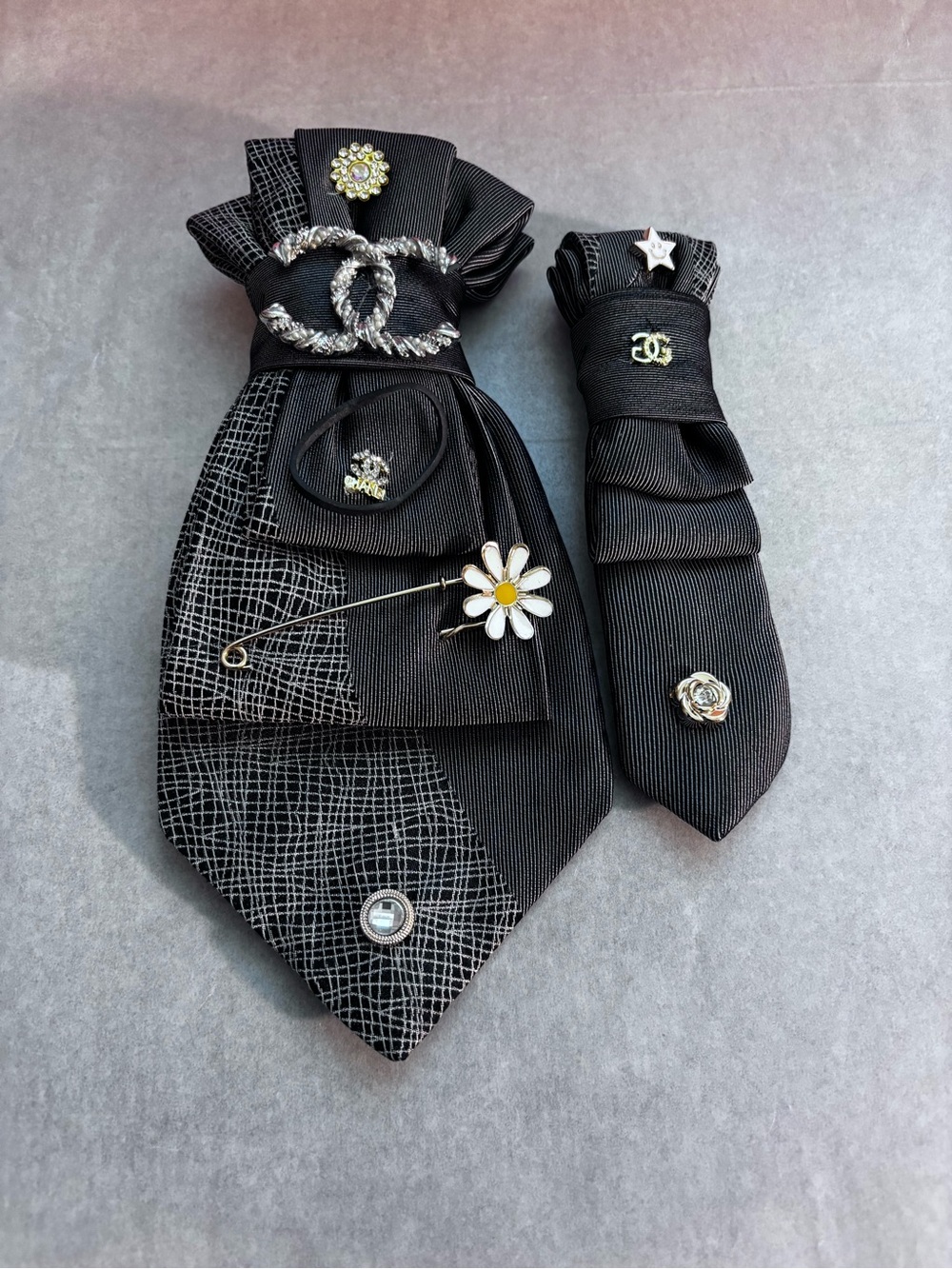 Designer-Inspired Black Decorative Brooch Set with Daisy Pin